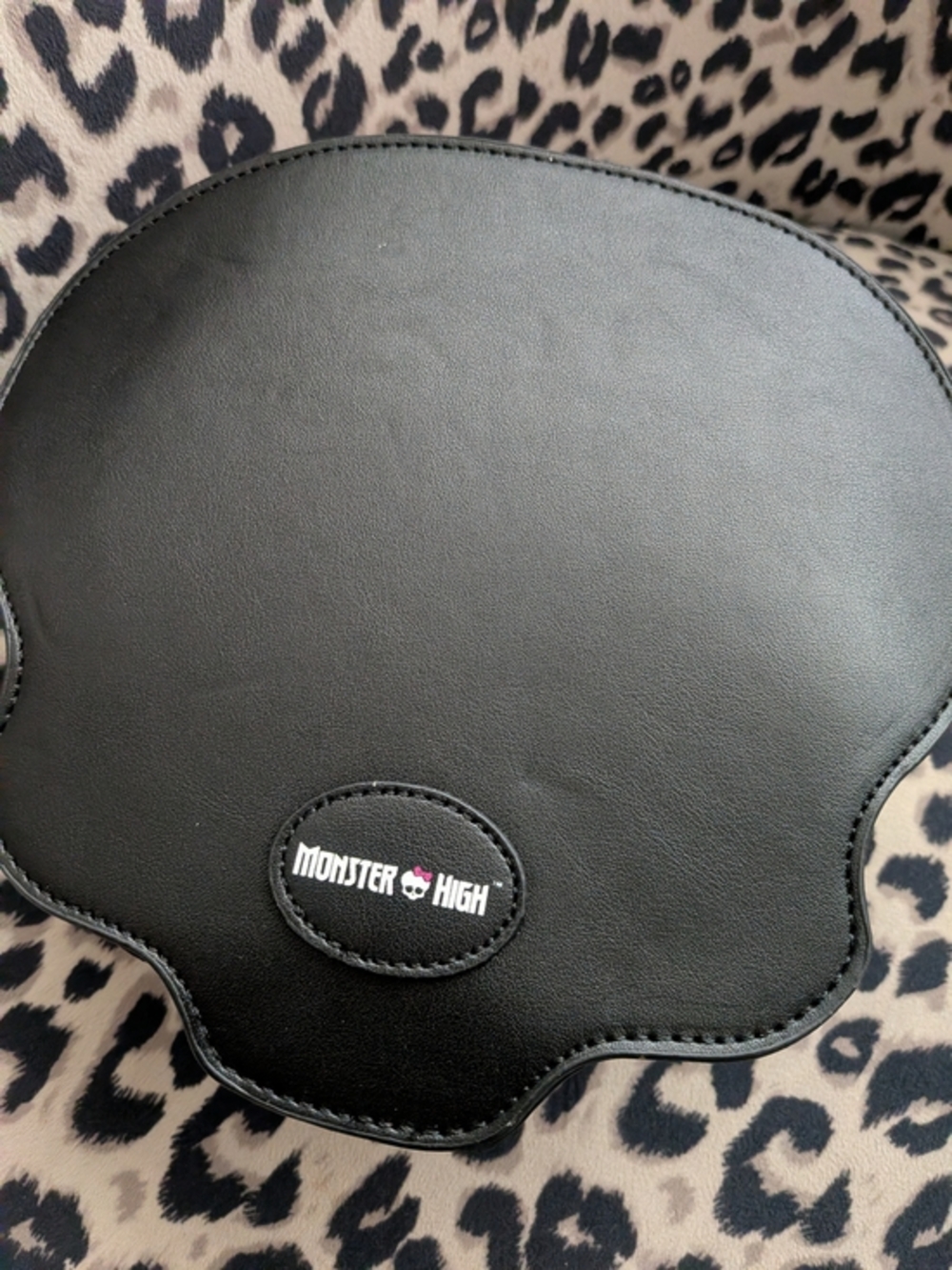 Monster High Skullette figural crossbody bag, likely from Hot Topic, Pink Bow - Picture 6 of 11